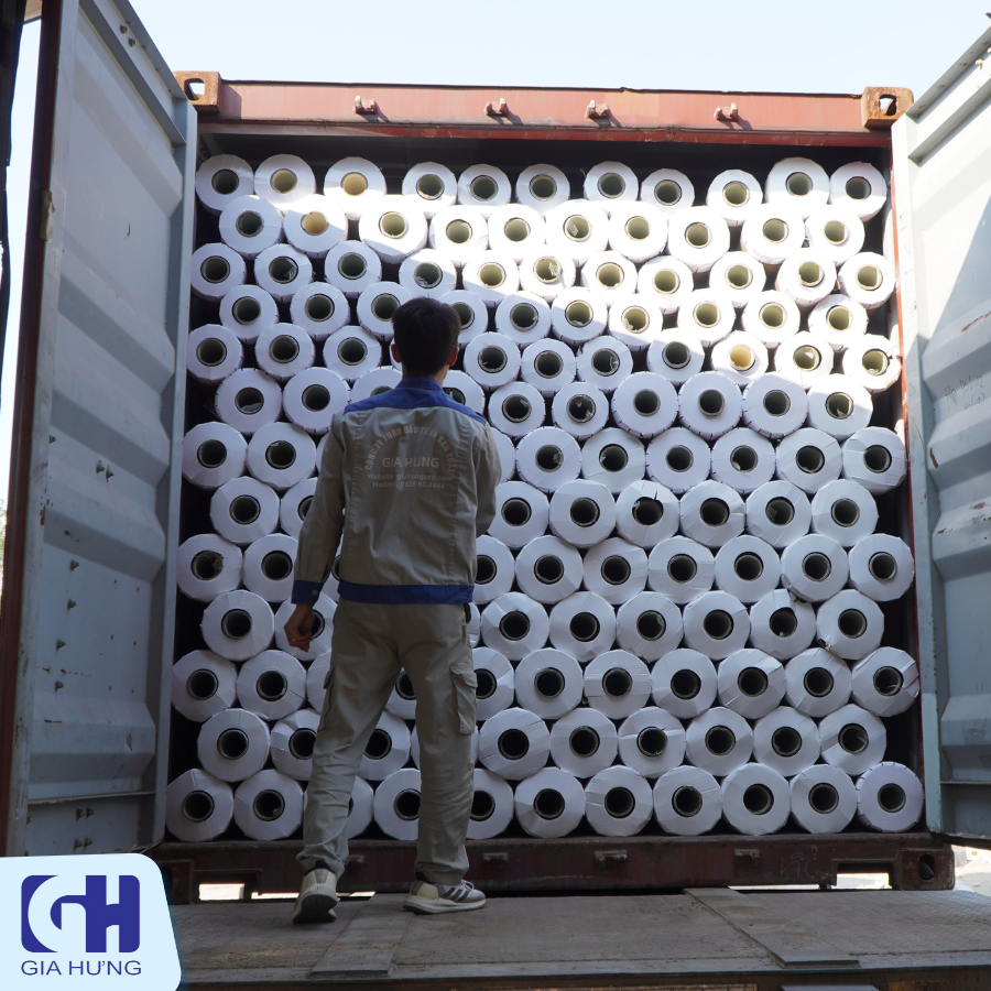 Lô hàng cuộn nhựa khổ lớn đầy đủ mẫu mã cập bến kho Gia Hưng