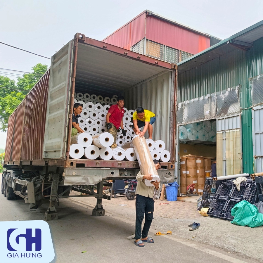 Lô hàng cuộn nhựa pvc khổ lớn đầy đủ mẫu mã cập bến kho Gia Hưng