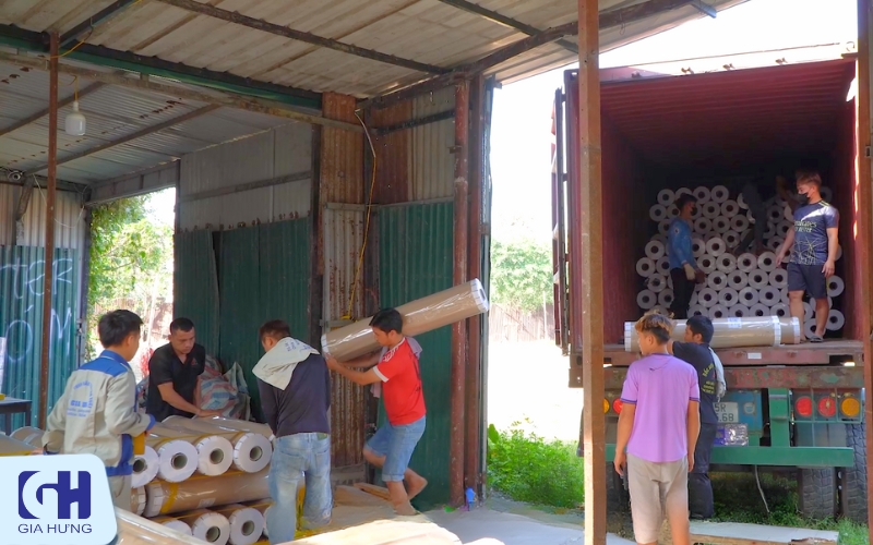 Cont hàng màng nhựa PVC khổ lớn đầy đủ mẫu mã cập bến kho Gia Hưng