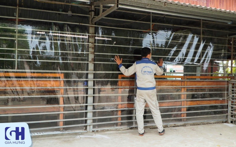 Thi công rèm cuốn nhựa PVC trong suốt tại Hưng Yên