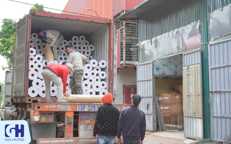 Công hàng cuộn nhựa khổ lớn đầy đủ mẫu mã cập bến kho Gia Hưng