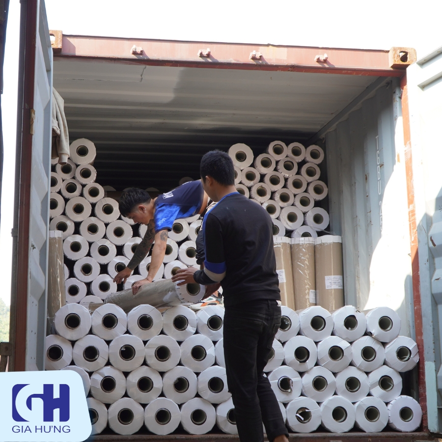 Lô hàng màng nhựa PVC khổ lớn đầy đủ kích thước cập bến kho Gia Hưng
