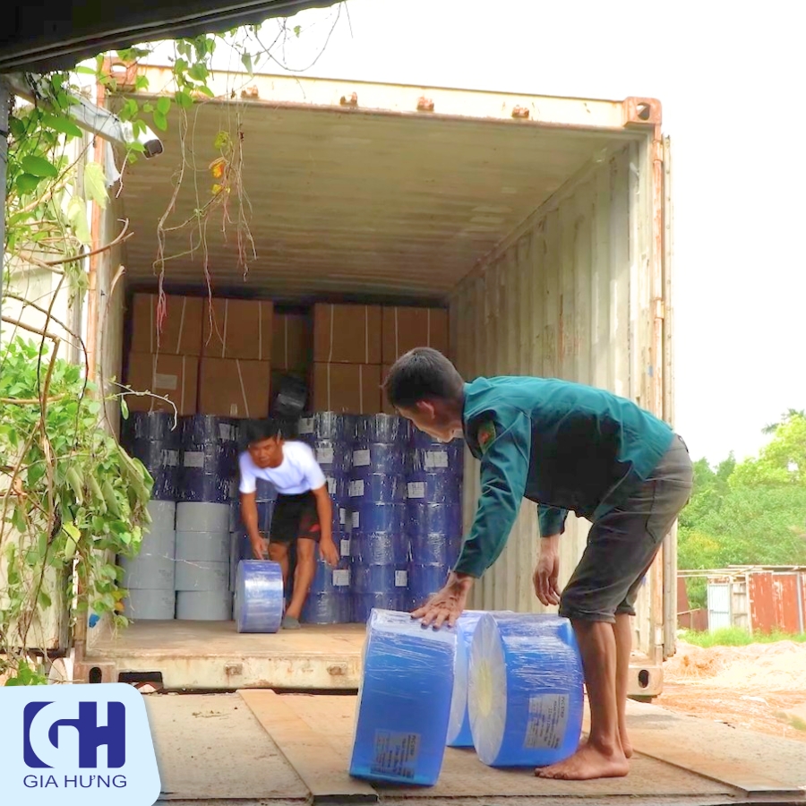 Lô hàng nhựa pvc âm sâu cập bến kho Gia Hưng
