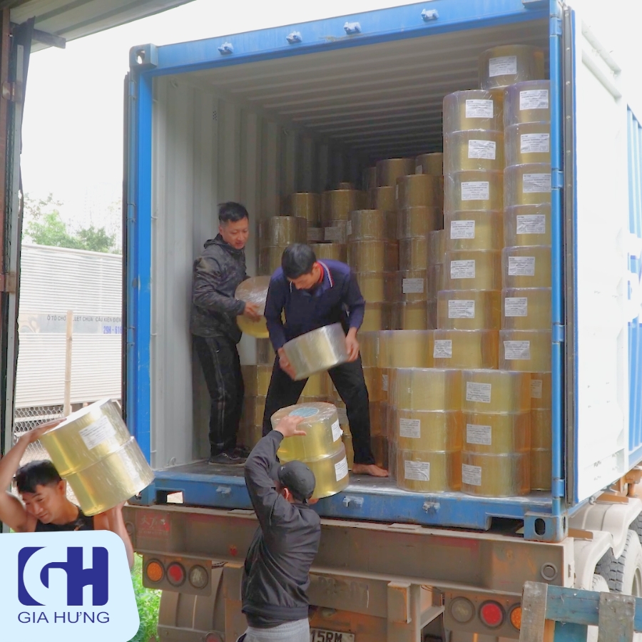 Công hàng cuộn nhựa tiêu chuẩn trắng trong cập bến kho Gia Hưng