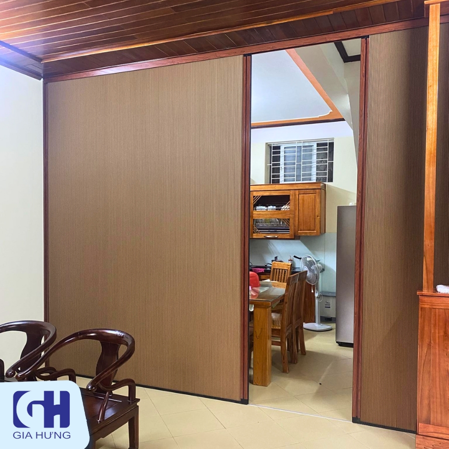 Rèm tổ ong hệ bánh xích phân chia không gian phòng bếp với phòng khách