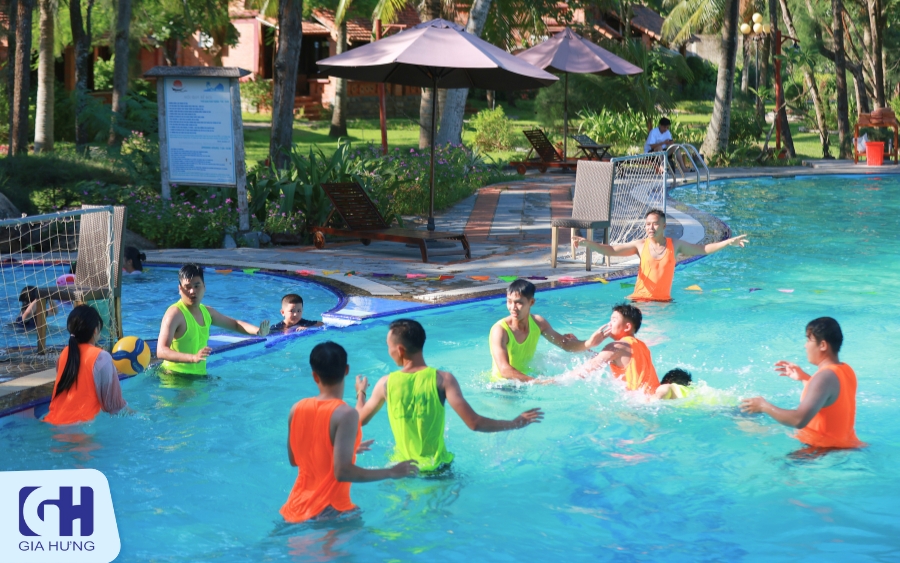 Trò chơi ném bóng nước vô cùng sôi động và đầy ắp tiếng cười