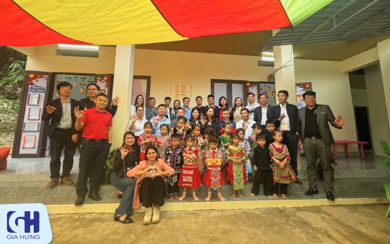 Các em học sinh vui vẻ, háo hức với nơi học tập mới khang trang, sạch sẽ