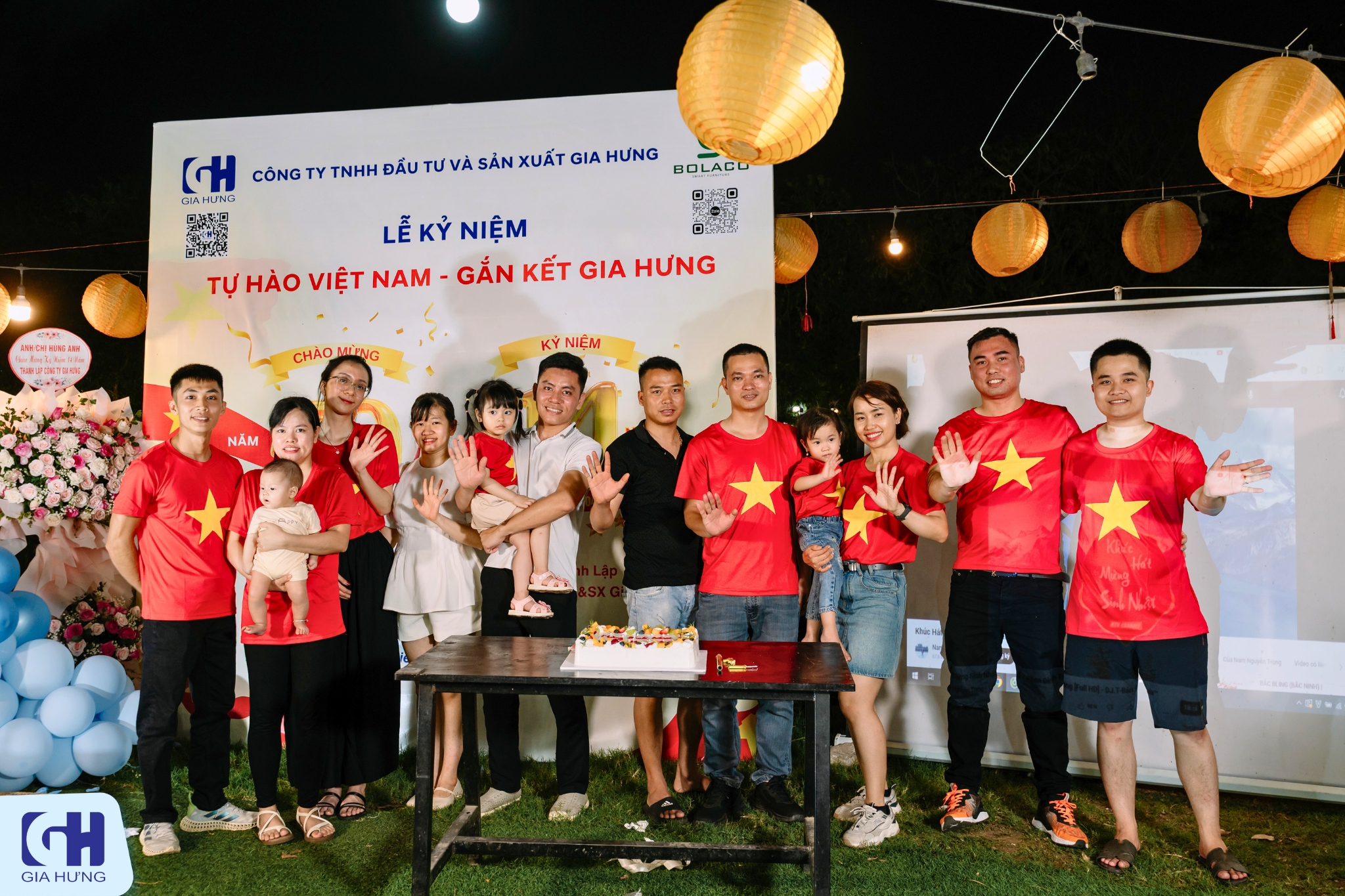 Ban lãnh đạo và Leader các team tiến hành nâng ly và cắt bánh sinh nhật chúc mừng
