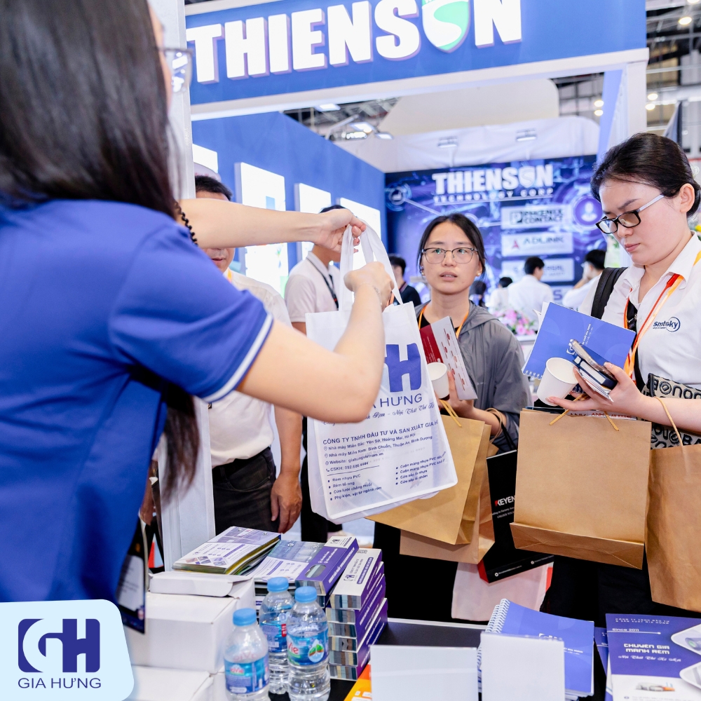 Các phần quà được đóng gói cẩn thận và trao tận tay khách hàng tham quan gian hàng