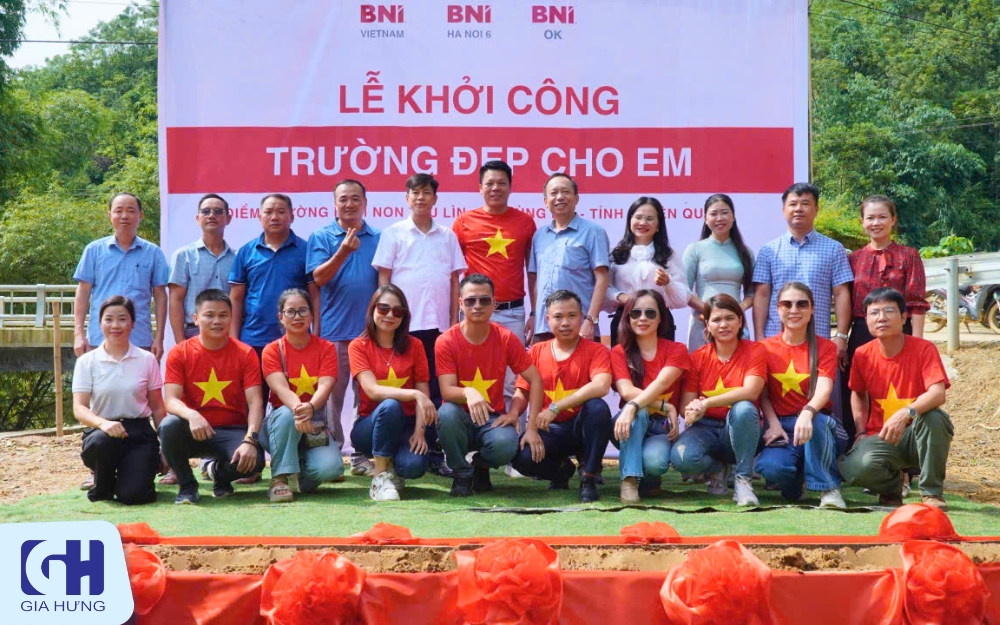 Chính quyền xã Hùng Lợi, ban lãnh đạo trường mầm non Tấu Lìn, cùng đại diện công ty Gia Hưng và đoàn doanh nhân BNI OK Chapter tham gia lễ khởi công xây dựng