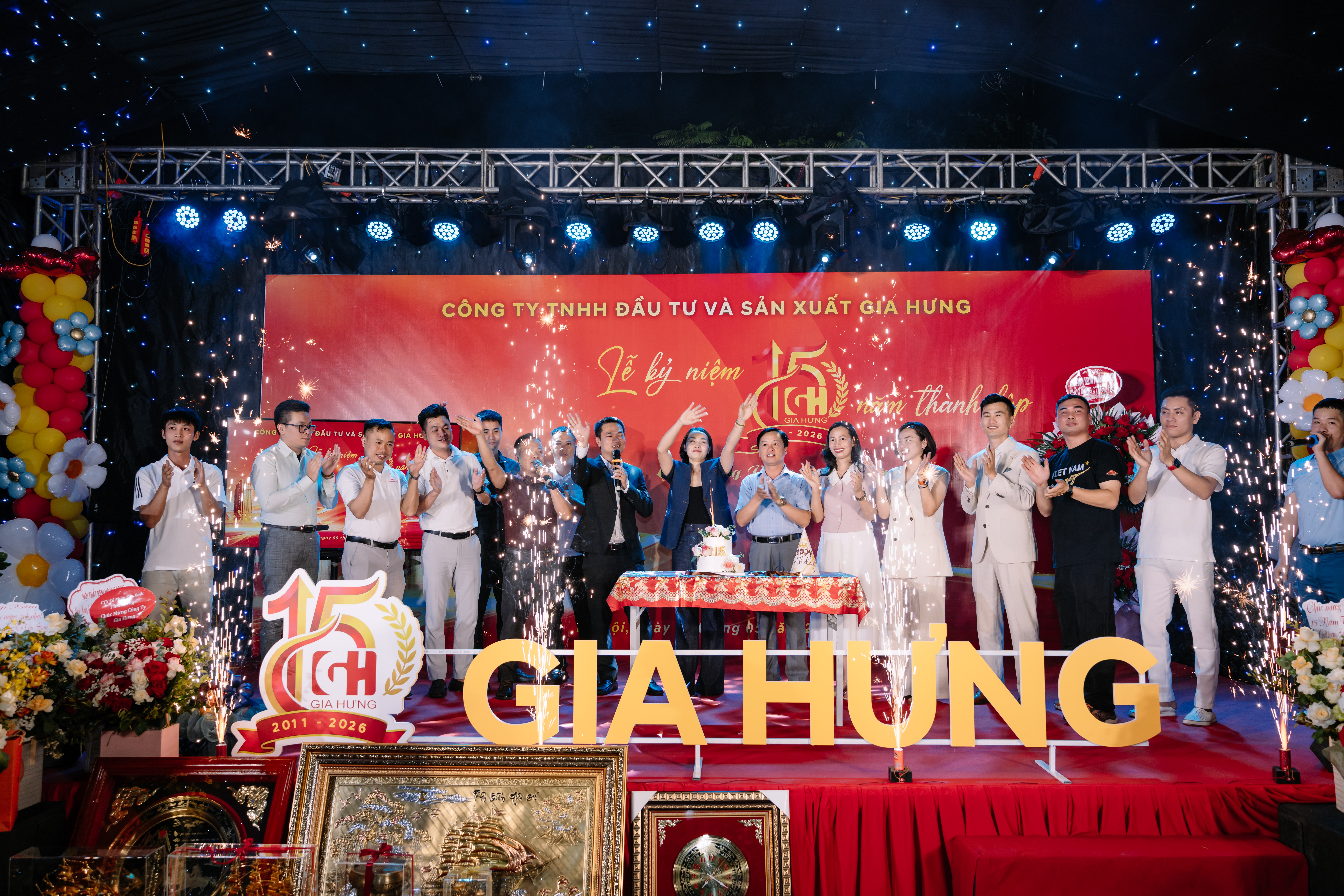 Nghi thức cắt bánh chúc mừng công ty Gia Hưng 15 tuổi