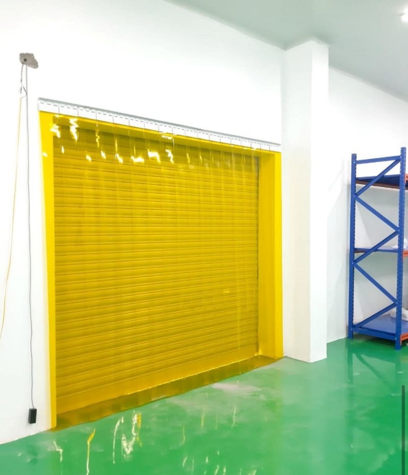 Rèm nhựa PVC màu vàng trong lắp cửa kho xưởng sản xuất thực phẩm