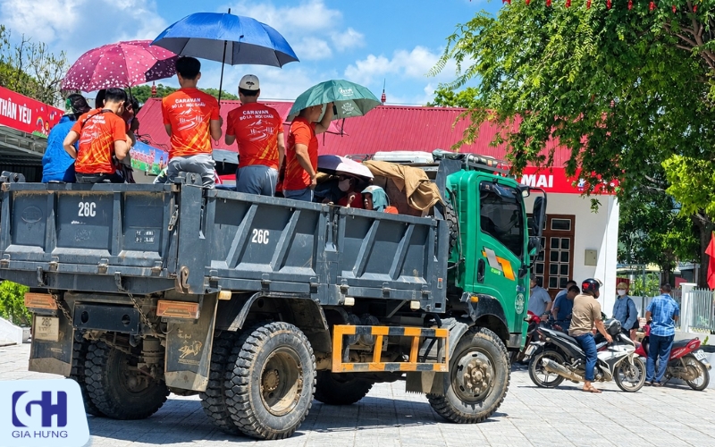 Một nửa đoàn được người dân bố trí xe ben để chở người và hàng vào điểm trường